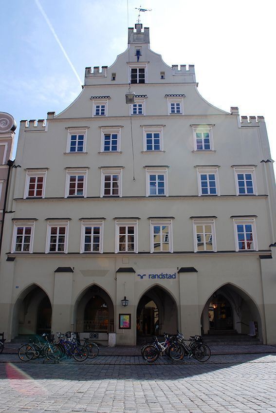 Blick auf das historische Geb&auml;ude Altstadt Nr. 216, dessen Durchgang man nutzen muss, um die R&auml;urmlichkeiten der Volkshochschule Landshut &uuml;ber den Innenhof mit der Hausnummer 217 zu erreichen.