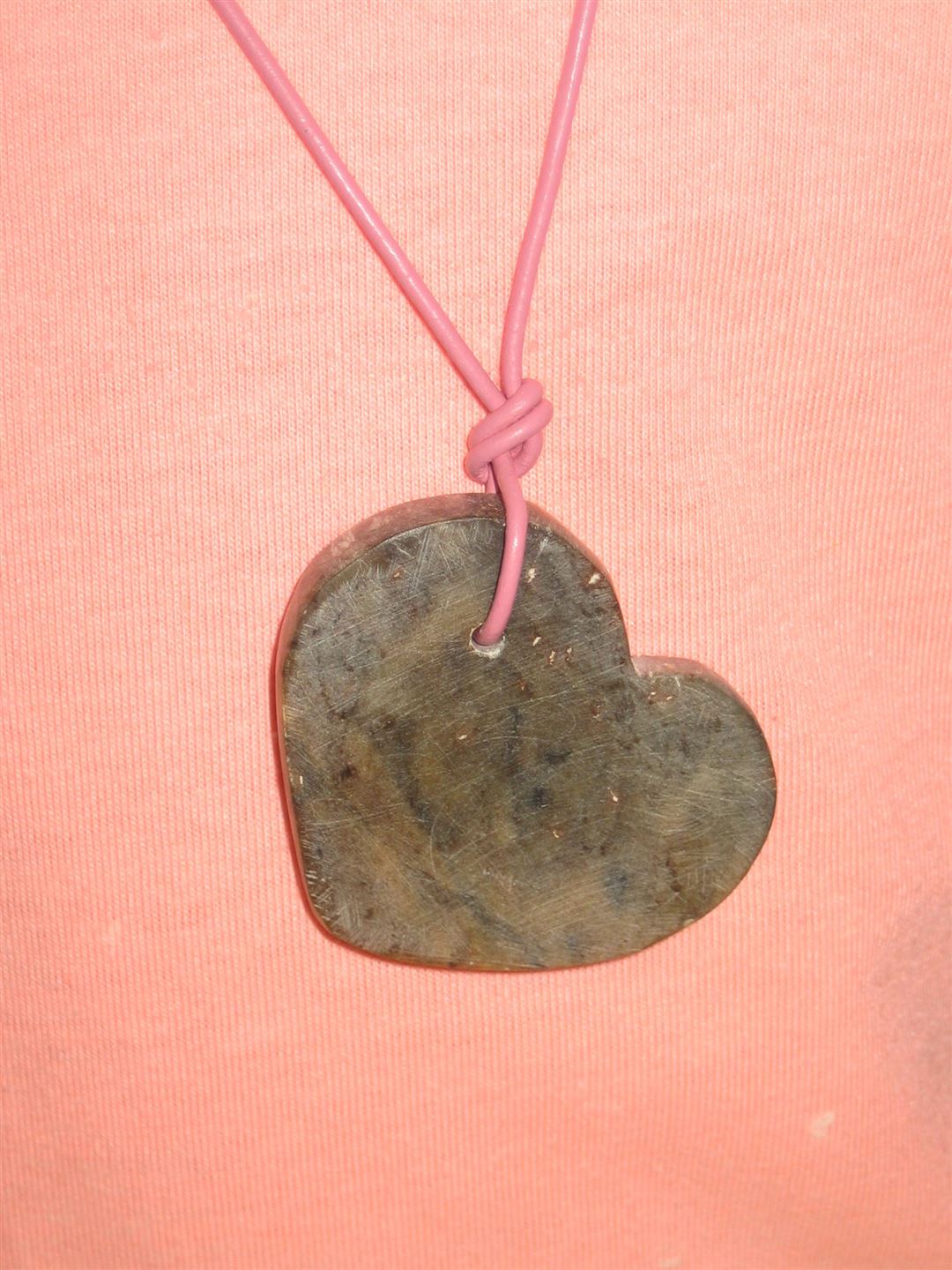 Herzf&ouml;rmiger Speckstein-Anh&auml;nger an rosa Band