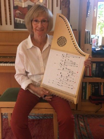 Barbara Schock mit Veeh-Harfe